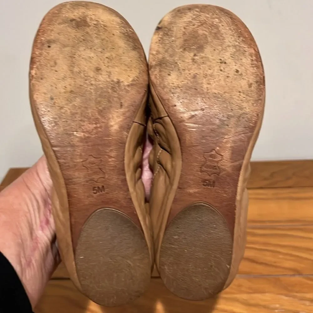 Tory Burch Shelby Camelia Flower Logo Flats size 5.
